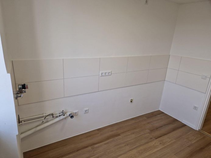 PROVISIONSFREI | Frisch renovierte 2-Zimmer-Wohnung | FREI – Küche