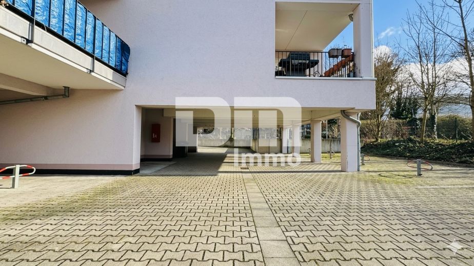 Moderne 4 Zimmer HP / EG Wohnung mit 2 Bädern und großer Terrasse direkt an der Uni – Innenhof / Carports / Zugang Treppenhaus 2