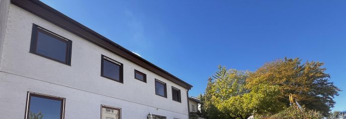 Charmante maison individuelle avec terrasse de rêve et beaucoup de potentiel – Hausvorderseite