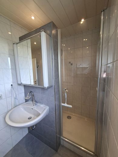 Helle 3-Zimmer Eigentumswohnung mit zwei Balkonen in ruhiger Lage von Karlsruhe-Neureut – Tageslicht-Bad mit Dusche
