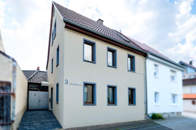 Wunderschönes Einfamilienhaus mit Anliegerwohnung  -  Provisionsfrei! – Außenansicht (I)