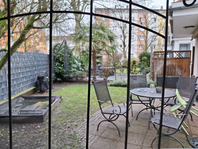 Mieszkanie dwupoziomowe z 3 pokojami i ogrodem, spokojna i centralna lokalizacja w Niederradzie – Garten
