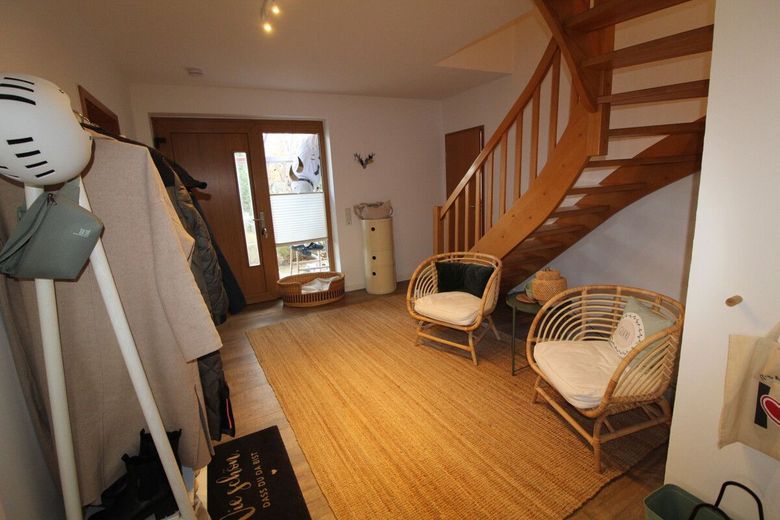 Exquisites Einfamilienhaus in neuwertigem Zustand mit PV-Anlage,Carport und idyllischer Gartenanlage – Flur - Treppe ins OG
