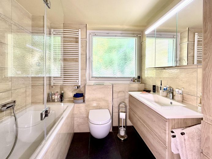 Sessiz ve yeşil: Grafenberger Wald yakınında SW balkonlu 3 odalı, 74 m² daire – Hauptbad