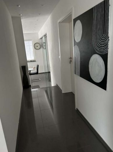 Modernisiertes Zweifamilienhaus mit zusätzlichem Wohnbereich – Flur EG