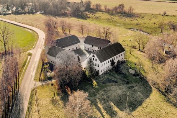 Historischer 4-Seitenhof mit großem Grundstück bei Mittweida zu verkaufen.