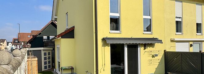 Hausansicht und Terrasse
