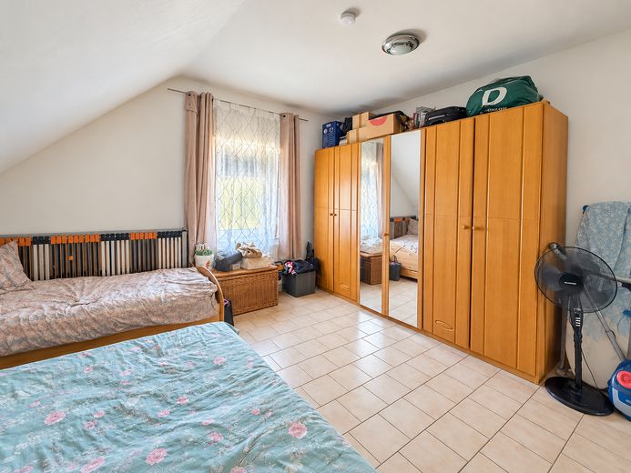 Nach WEG aufgeteiltes MFH, 4 Wohneinheiten, 2 vermietet, 1 frisch renoviert – 2.OG - Schlafzimmer 1