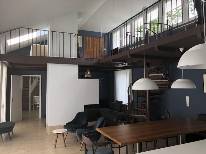 Villa am See im Speckgürtel von Berlin auf Zeit – Salon von der Küche aus