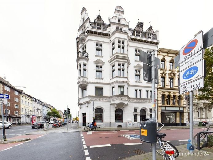 Außergewöhnliche, mietfreie, 4 Zimmer ETW im historischen denkmalgeschützten Gebäude &amp; toller Lage – Hausfront