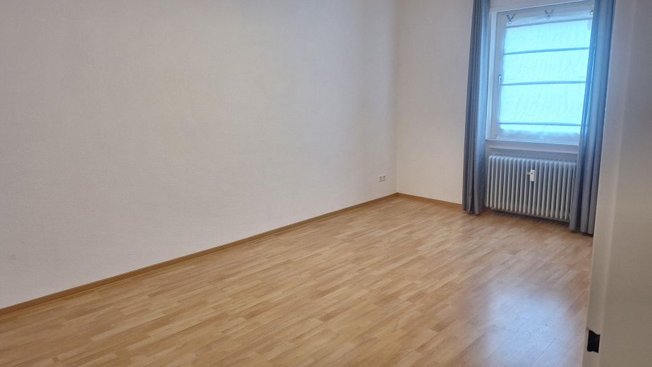 Vivienda familiar en ZW, disponible para alquilar a partir de noviembre/diciembre – Schlafzimmer hinten links