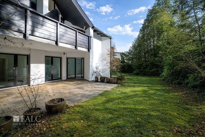 Gartenrefugium in Harlaching - Großzügige Maisonette-Wohnung mit drei Terrassen – Terrasse rechts mit Garten