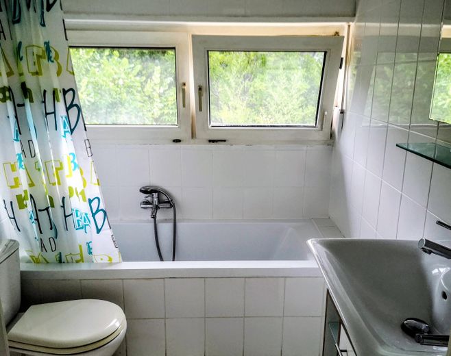 Schöne Wohngebäude mit zwei Wohnhäusern in Kaiserslautern-Erlenbach zum Verkauf – Bad / 1. OG / Mitte