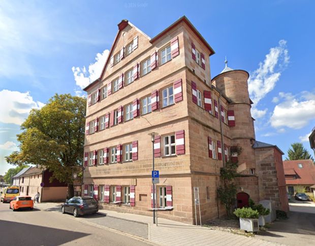 Tucherschloss Feucht im Nürnberger Land – Fassade an der Hauptstraße
