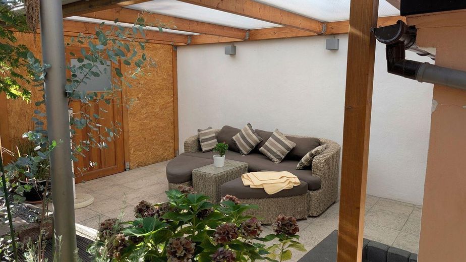 Özel: Urmitz'de ikiz evin yarısı, 7 oda, 2 banyo, garaj, bahçe – Pavillon/Garten/Laube