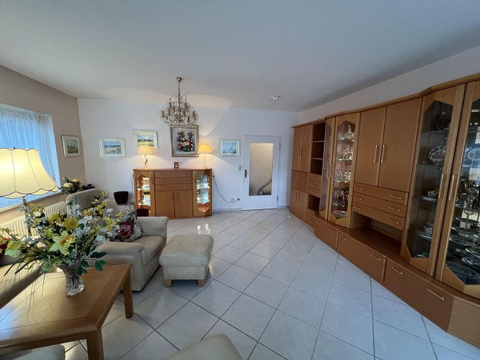 Traumhafte 4 Zimmer Wohnung mit unverbautem Blick – Wohnzimmer