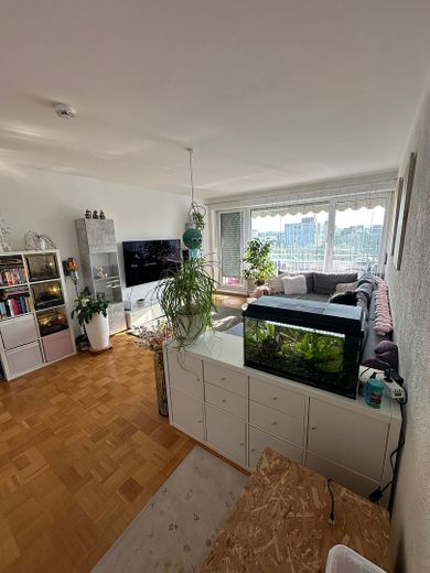 Appartamento soleggiato di 2,5 locali a Germering + box auto sotterraneo – Wohnzimmer