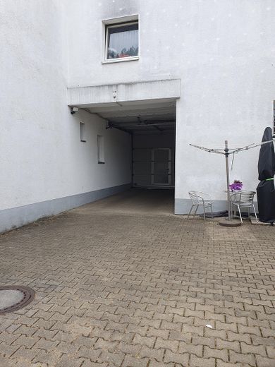 Einfahrt in den Hof Parkplatz