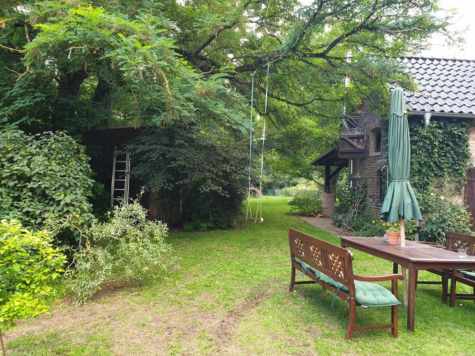 Charming country house with living basement, large garden, workshop, two verandas, hobby stable – Blick in den Garten