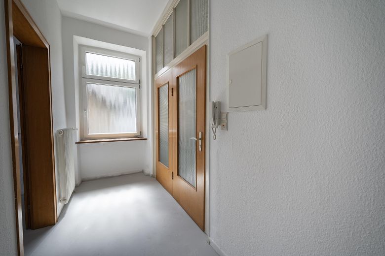 Drei-Familienhaus mit Burgblick – ideale Voraussetzungen für 3 Eigentumswohnungen – Wohnungstür
