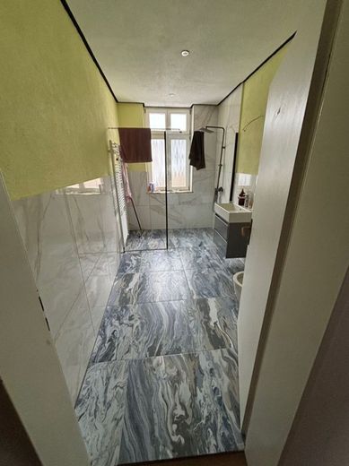 Großes Teilrenoviertes Haus mit vielen Möglichkeiten – Bad Wohnung 1. OG