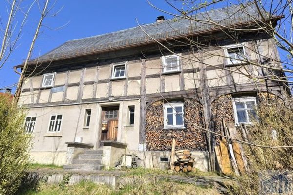 Affascinante casa a intelaiatura tipica presso il ruscello – Immobile da ristrutturare tutelato come monumento con potenziale