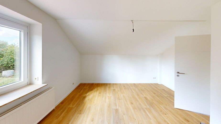 Komplett renoviertes Zweifamilienhaus 160 qm, in ruhiger Alleinlage mit großem Grundstück – Schlafzimmer OG
