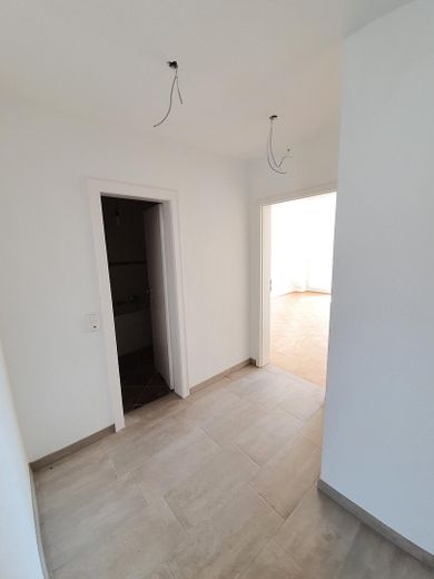 Nicht alltägliche 2,5 Raum Komfortwhg. großer Sonnenbalkon, Bad: Wanne + Dusche, Echtholzparkett – Flur zum Bad/Schlafzimmer
