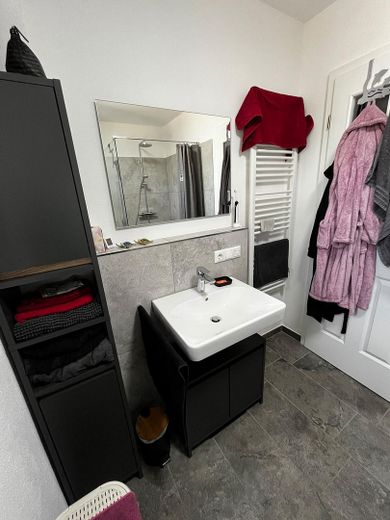 Nowoczesne mieszkanie 3-pokojowe w nowym budownictwie – Badezimmer 