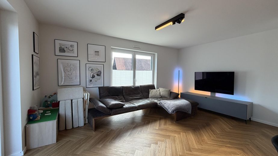 Yeni değerinde masif yapı ev (A+) – ısı pompası, tasarım mutfak ve Wallbox ile, Kulmbach – Wohnzimmer