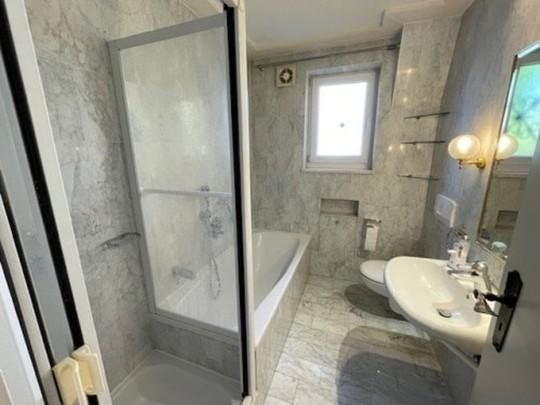Zweifamilienhaus auf 819 qm Traumgrundstück – Bad/Dusche EG