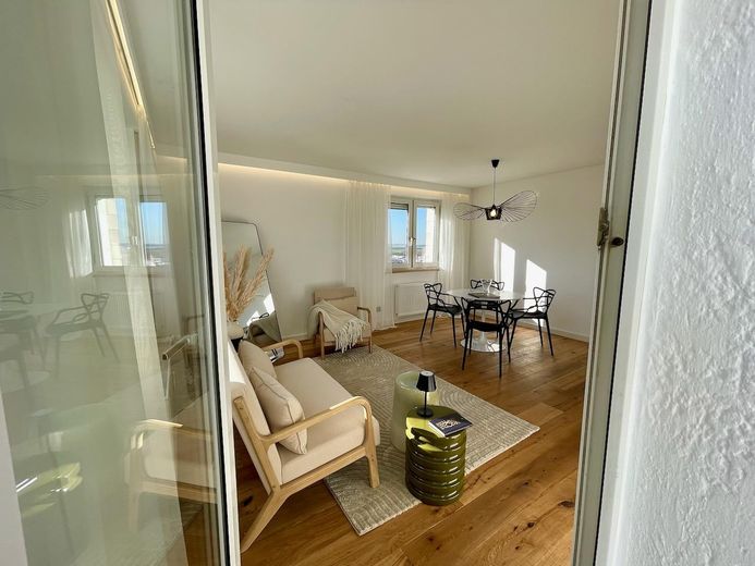 FIRST OCCUPANCY: Renovated dream home with 9th floor long-distance view & balcony - move in & feel at home – Wohn-/Esszimmer