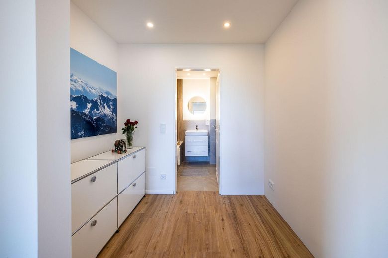 Entrate subito e sentitevi a vostro agio: appartamento ristrutturato di 1,5 locali con balcone a Bogenhausen – Der Flur (2/2)