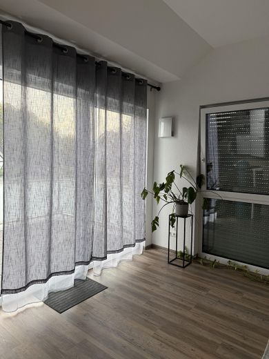 Lichtdurchflutete Dachgeschosswohnung mit Balkon und Aufzug – Wohnzimmer mit Balkon
