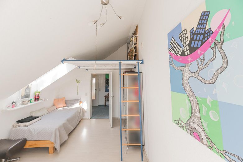 Panoramablick & Platzwunder: ca. 285m² Architektenhaus (Energie B), Einliegerwohnung & Praxis-Loft – Kinderzimmer mit Schlafgalerie