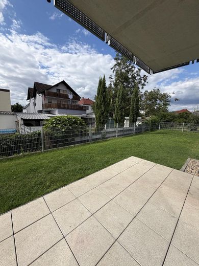 Trilocale al piano terra quasi nuovo con terrazza e giardino – Terrasse & Garten