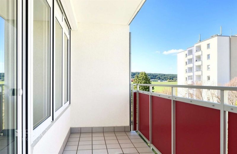 Sofort bezugsfreie 2-Zimmer-Wohnung mit Balkon und Aufzug in Aldingen – Balkon