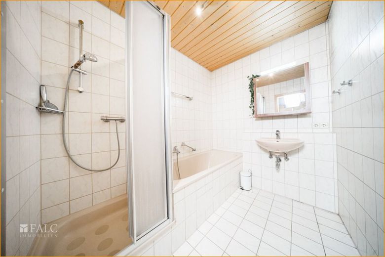 Badezimmer mit Dusche und Wanne