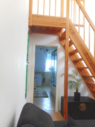 Helle voll möblierte Maisonette-Wohnung auf 2 Ebenen in ruhiger Lage in Hamburg-Eidelstedt – Treppenaufgang Blick ins Bad