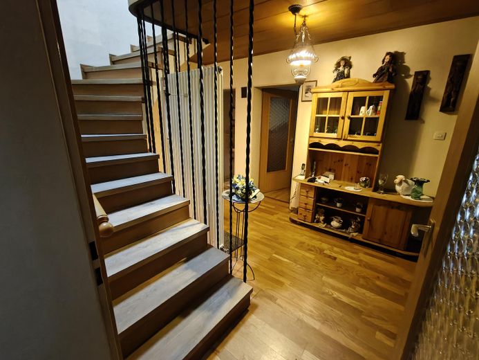 Maison mitoyenne bien entretenue en emplacement central – Flur EG