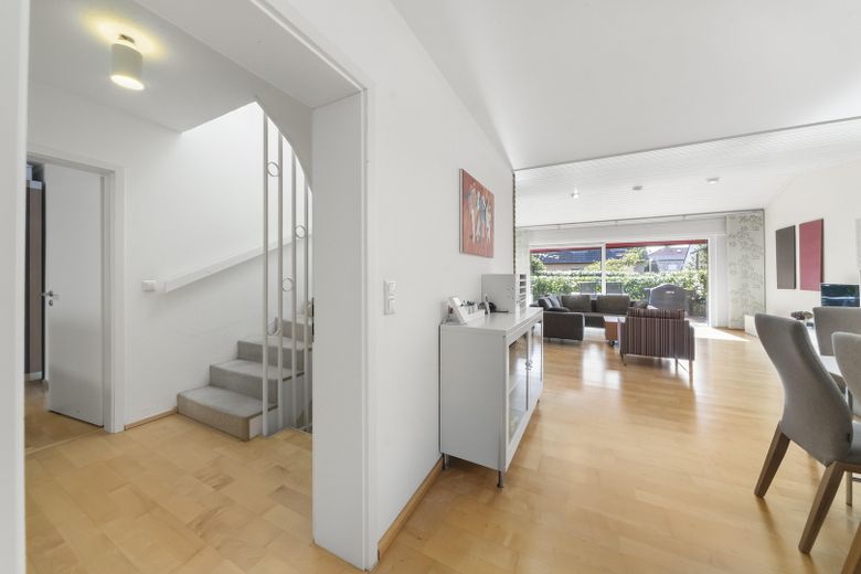 Modernes Reihenmittelhaus mit Photovoltaik und viel Platz zum Leben in Großburgwedel – Flur