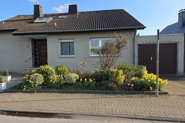 Großes Zweifamilienhaus in zentraler Lage von Bedburg