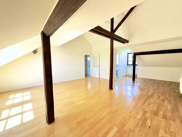 Stilvolles Dachgeschoss-Apartment in historischer Hofanlage von
Köln-Zündorf – Einblicke in den Wohnbereich