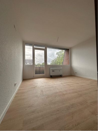 Zapowiedź: Świeżo wyremontowane mieszkanie 4-pokojowe w Bürgerfelde – Wohnzimmer