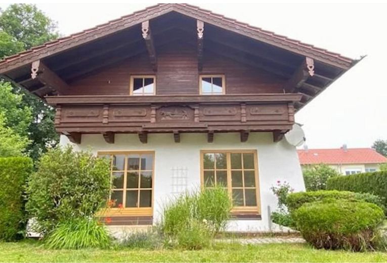 Blick v. Garten aufs Haus