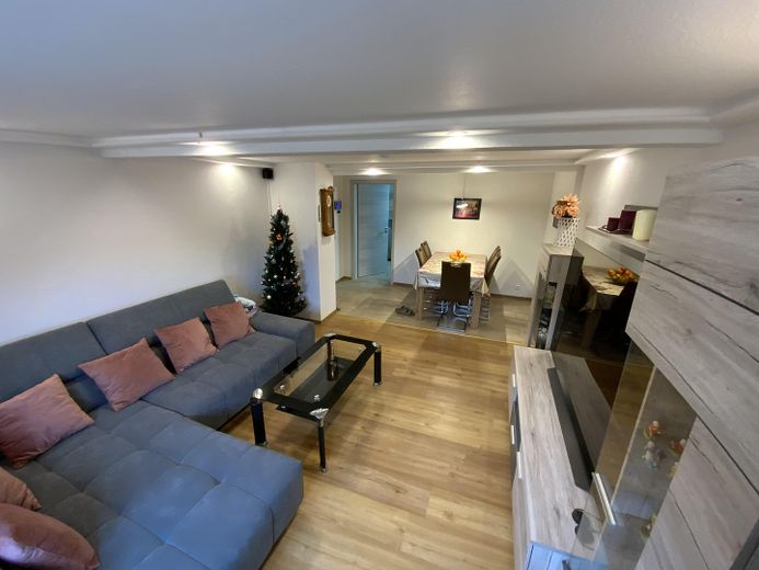 Einziehen, loskochen & wohlfühlen: Modernisiertes XL-Haus mit Traumküche, Komfort-Garage & Garten – Wohn-/ Esszimmer 01