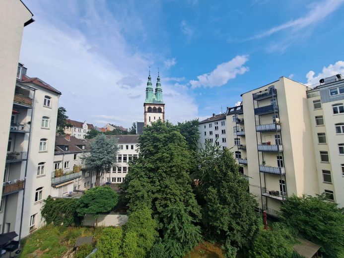 Appartamento di 2 locali con balcone esposto a sud-est nel Vorderen Westen vicino a Bebelplatz – Blick Richtung Friedenskirche