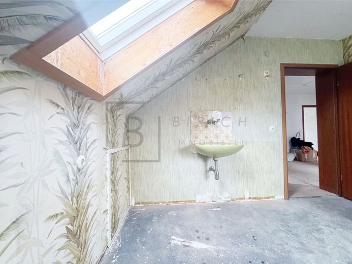 Großzügige 4-Zimmer-Dachgeschosswohnung mit Balkon und Stellplatz – Zimmer