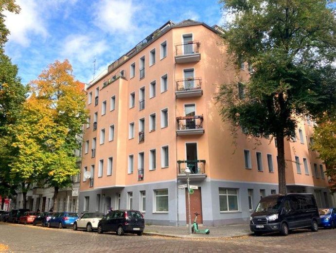 Piso ático de 2 habitaciones reformado con terraza privada en la azotea – disponible para ocupar – Gebäude