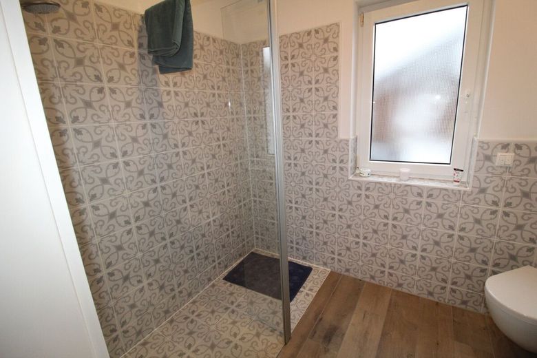 Exzellentes Einfamilienhaus in Top Lage von Cuxhaven-Sahlenburg, Carport und Wohnmobil-Stellplatz – 8 - Walk In Dusche mit Tür